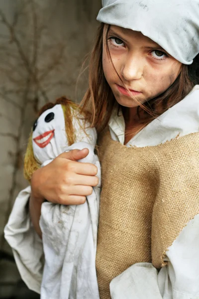 Criança vestindo vintage com boneca sorridente — Fotografia de Stock