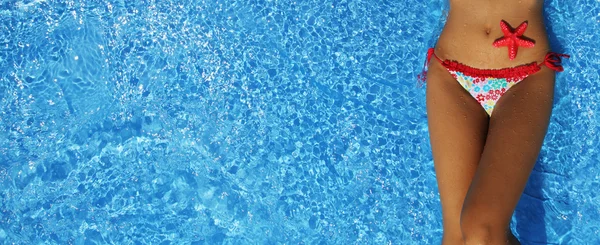 Relaxe em uma piscina — Fotografia de Stock