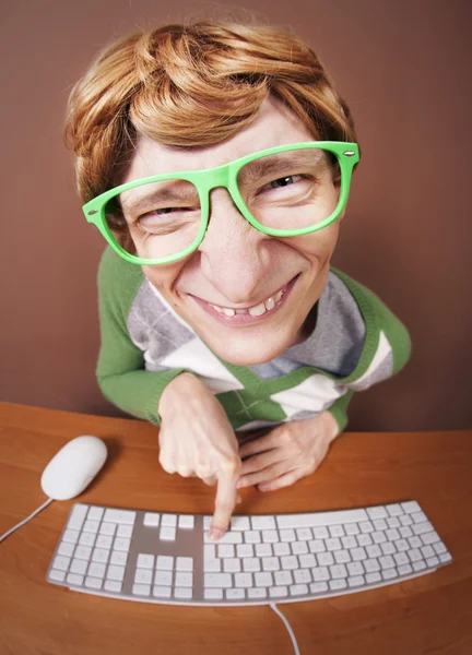 Um tipo engraçado no computador. — Fotografia de Stock