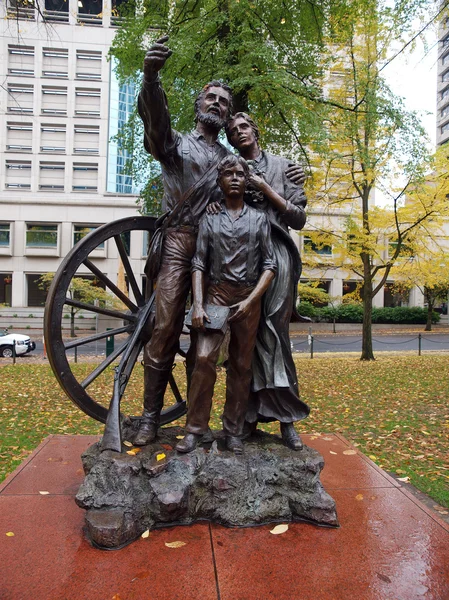 Statue of pioneers in downtown Portland OR. — Stock Photo, Image