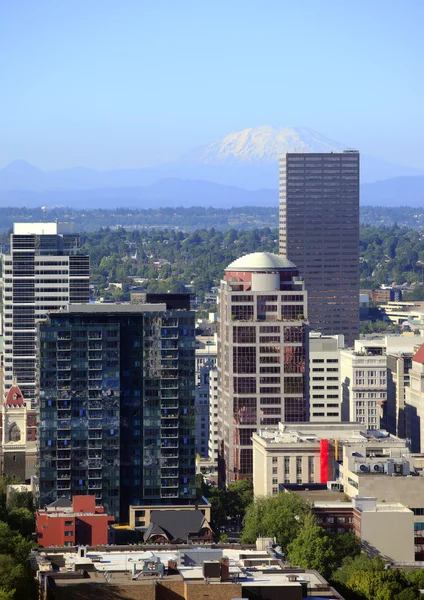 Portland Oregon buildings & Mt. St. Helen 's . — стоковое фото