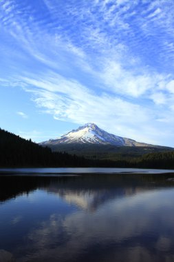 mt. hood oregon etrafında büyük gökyüzü.