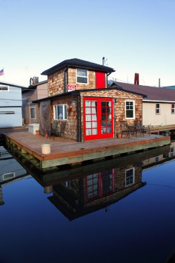 Living on the water, floathouse.