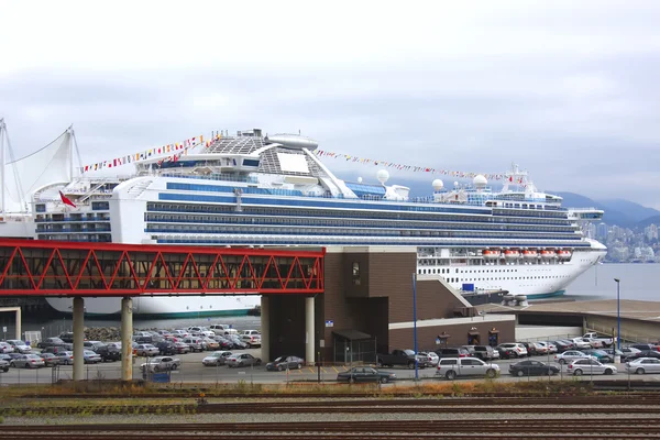 Kreuzfahrtschiff im Hafen von Vancouver bc. — Stockfoto
