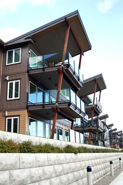 Riverfront condominiums. — Stock Photo, Image