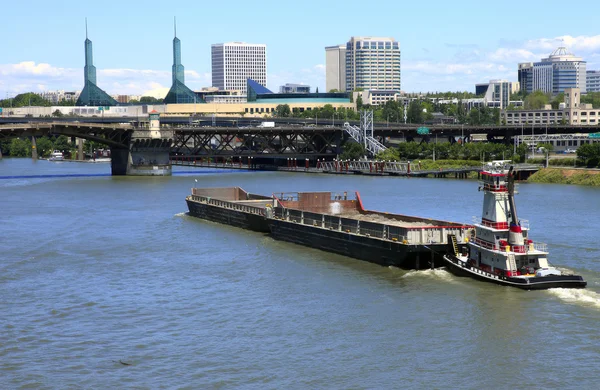 Empuje el barco y una barcaza, Portland O . —  Fotos de Stock