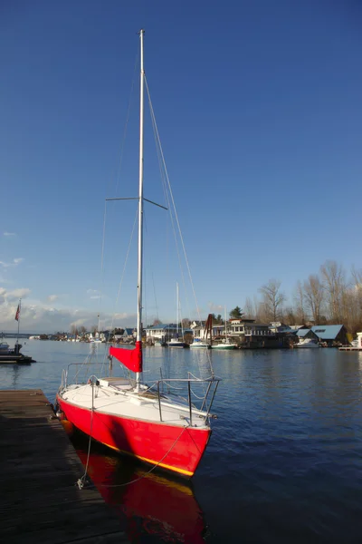 Una barca a vela rossa . — Foto Stock