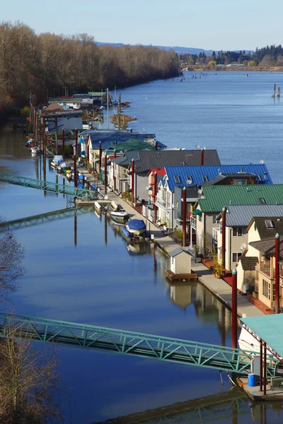 Rivier in residentie. — Stockfoto