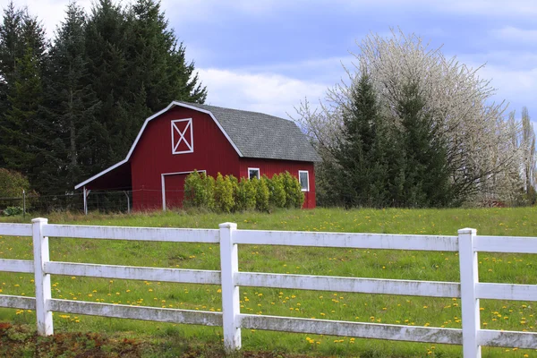 A red barn in a countryside. — Stock Photo, Image