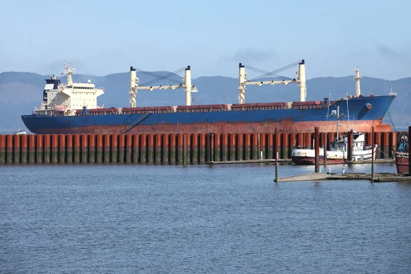 货物船抛锚在阿斯托利亚俄勒冈州. — 图库照片