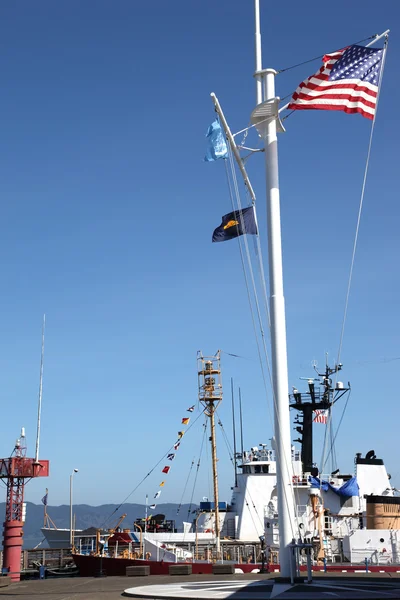 U.S. coast guard ship & marine moment, Astoria Oregon . — стоковое фото