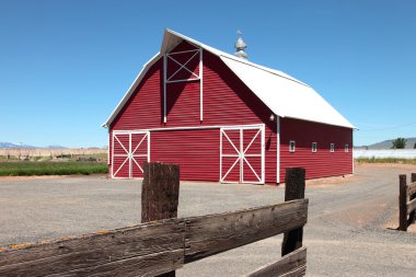 Yeni ahır ve çit, Güney oregon.