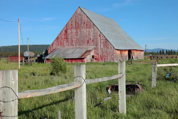 Vecchio fienile e recinto, Oregon . — Foto Stock