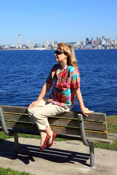 Sitting on a bench with a view of Seattle skyline. — Stock Photo, Image