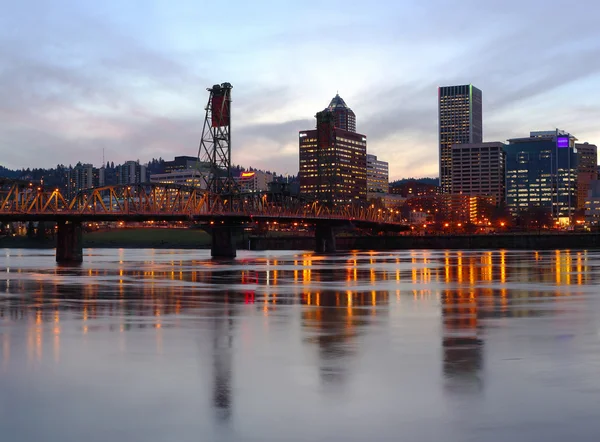 Portland oregon panorama in der Abenddämmerung. — Stockfoto