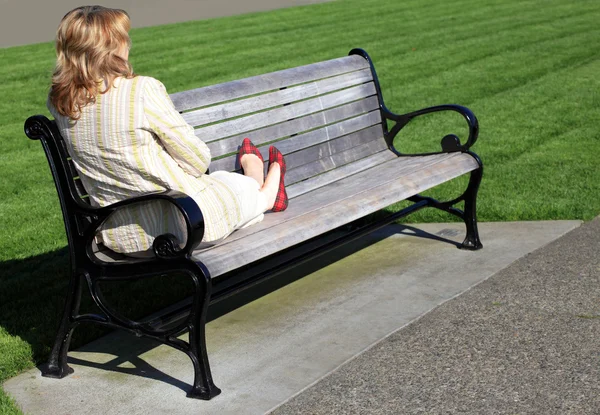 Relaxing on a bench. — Stock Photo, Image