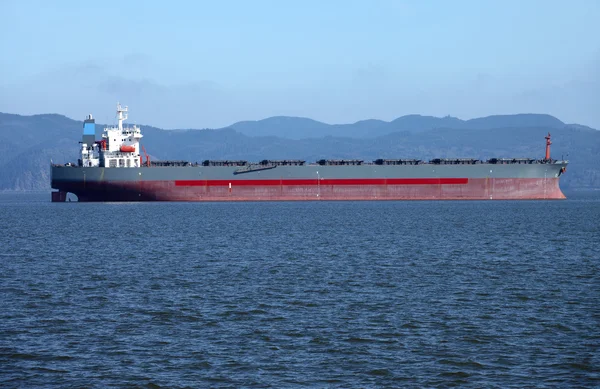 Kargo gemisi astoria Oregon'da demir attı.. — Stok fotoğraf