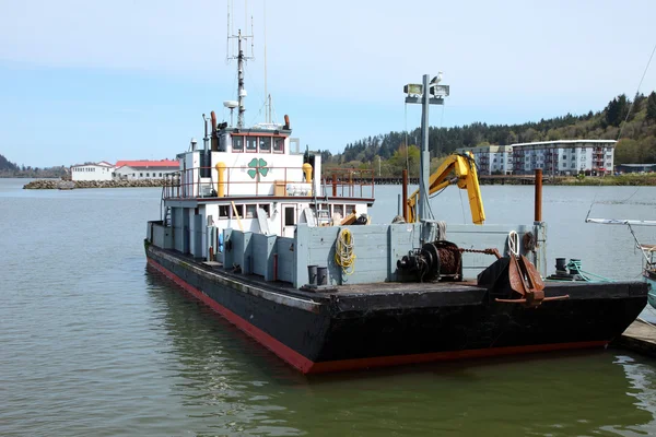轻型实用程序驳船在阿斯托利亚俄勒冈州. — 图库照片