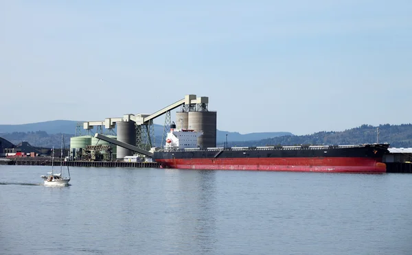 Frachtschiff & der Hafen von Longview. — Stockfoto
