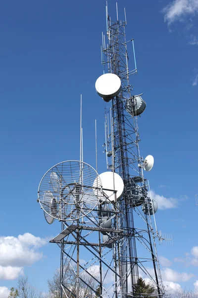 Telecomunicações & tecnologia de torres de celular . — Fotografia de Stock