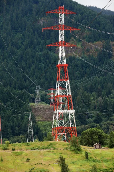 Electricity towers, Columbia river gorge Oregon. — Stock Photo, Image