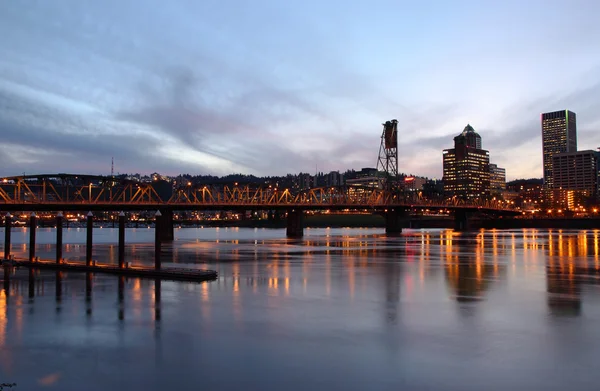 A ponte Hawthorne ao entardecer, Portland Oregon . — Fotografia de Stock