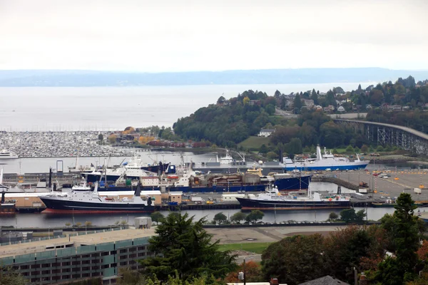 Barcos de pesca atracados em uma fábrica de pesca Seattle WA . — Fotografia de Stock