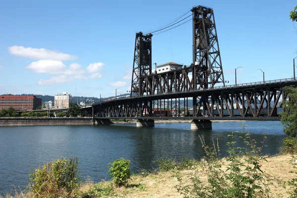 El puente de acero una calle concurrida, Portland OR . — Foto de Stock