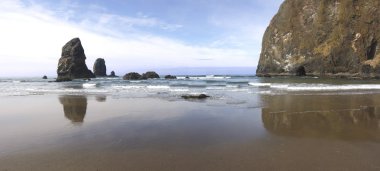 Canon beach oregon kıyılarında.