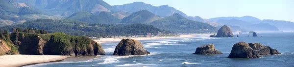 Cannon beach kustlijn & resorts, oregon Pacifische kust panorama. — Stockfoto
