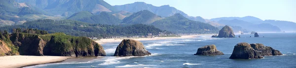 Cannon beach pobřeží & letovisek, oregon pobřeží Pacifiku panorama. — Stock fotografie