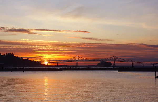 Pôr do sol e navio de carga em Astoria Oregon . — Fotografia de Stock