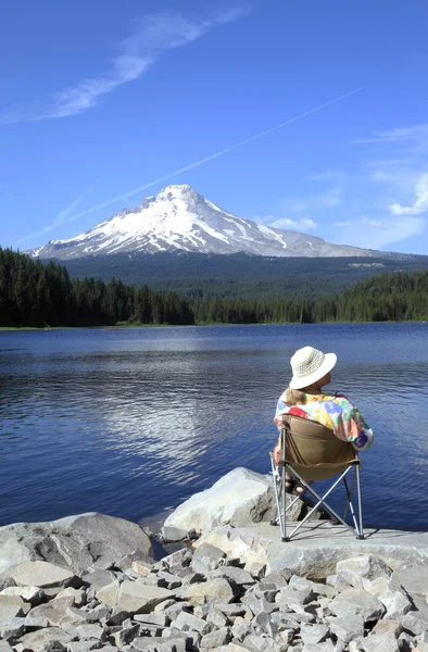 Relaxing at the edge of the lake, Oregon. — Stock Photo, Image
