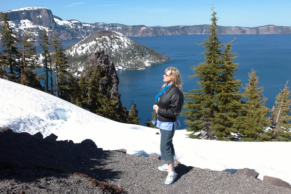 Visiiting Crater lake in southern Oregon. — Stock Photo, Image