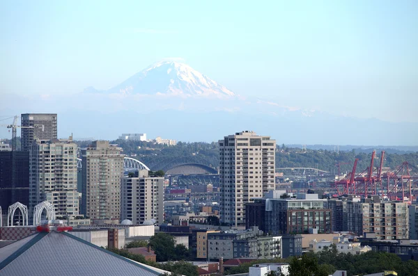 Mount. Rainier & asunnot korkeat rakennukset Seattle WA . — kuvapankkivalokuva