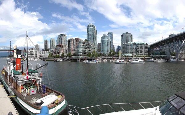 Granville Island & immeubles d'habitation de grande hauteur, Vancouver BC . — Photo