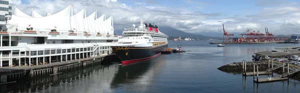 Panoramisch uitzicht op een cruiseschip aangemeerd bij canada vancouver plaats — Stockfoto