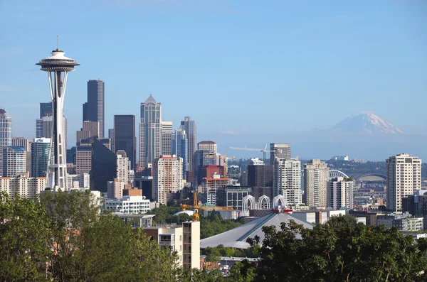 Seattle skyline & Mt Rainier, WA., état . — Photo