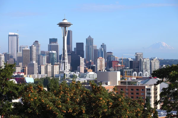 Seattle skyline & Mt Rainier, WA., estado . — Fotografia de Stock