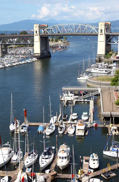 Gamla bron, false creek bay och marina. — Stockfoto