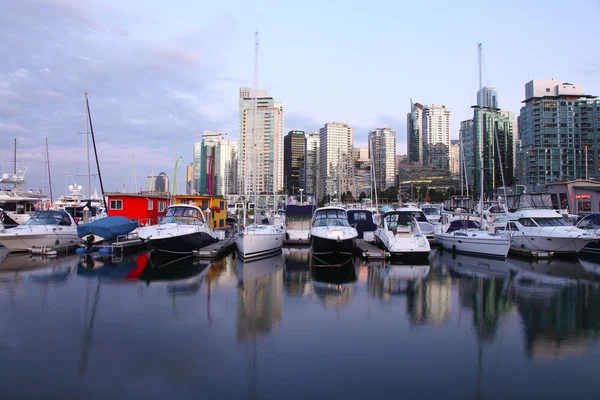 Marina & Vancouver BC skyline. — Stock Photo, Image
