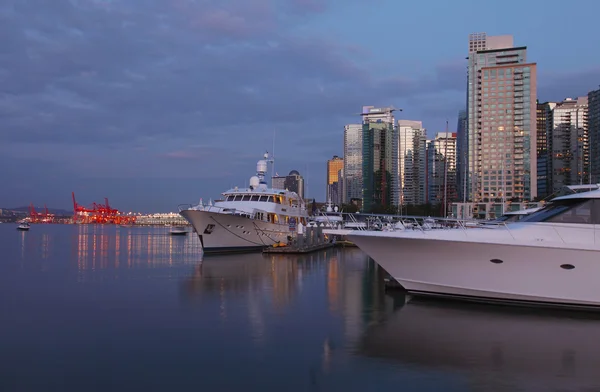 Vancouver bc & yachts i skymningen, Kanada. — Stockfoto