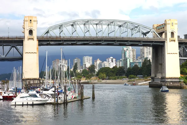 Burrard bridge Ilha de Granville, Vancouver BC., Canadá . — Fotografia de Stock