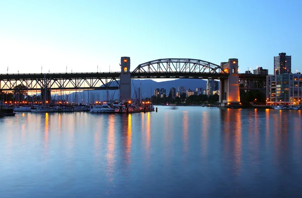 Ponte de Burrard ao entardecer Vancouver BC., Canadá . — Fotografia de Stock