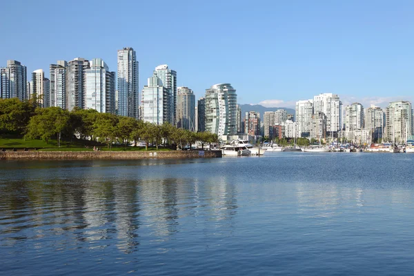 Vancouver bc Zuid-waterkant skyline & zeilboten. — Stockfoto