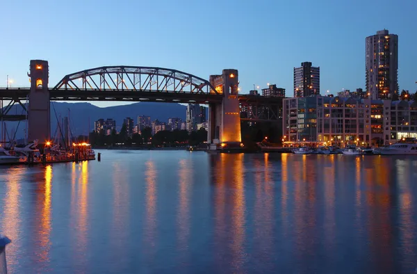Ponte de Burrard ao entardecer Vancouver BC., Canadá . — Fotografia de Stock