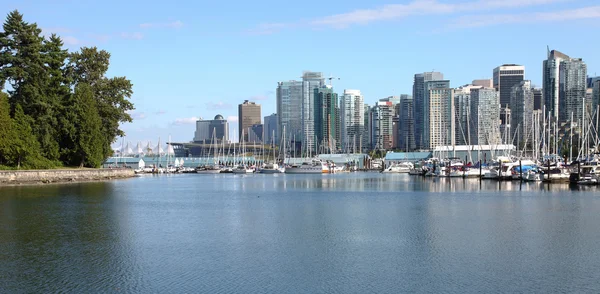 Burrard inlet marina & Vancouver BC skyline. — Stock Photo, Image