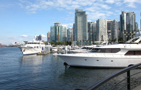 Vancouver BC skyline & yachts. — Stock Photo, Image