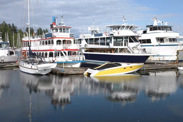 Boote in burrard bucht vancouver bc canada festgemacht. — Stockfoto