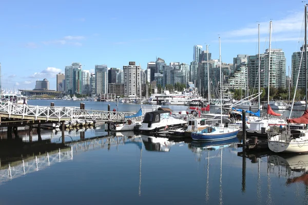 Vancouver bc skyline & zeilboten canada. — Stockfoto